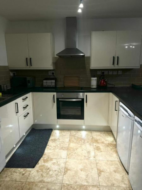 The Clifton- Spacious Wolverhampton Apartment, perfect for contractors, close to City Centre and Molinuex Stadium